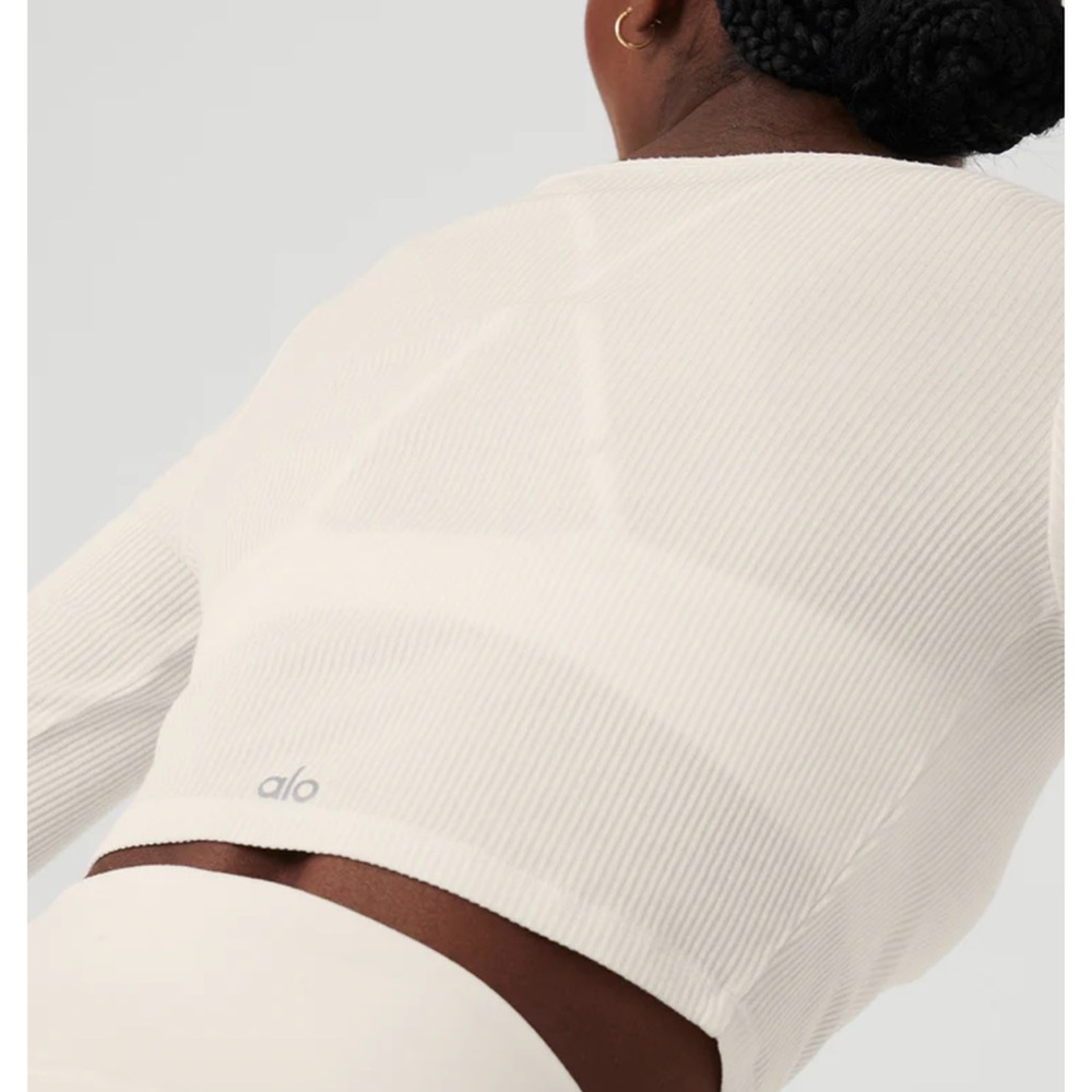 ✨ SOLD OUT Like NEW Alo Yoga Ivory Ribbed Cropped Whisper Cardigan Size Small - Picture 4 of 5